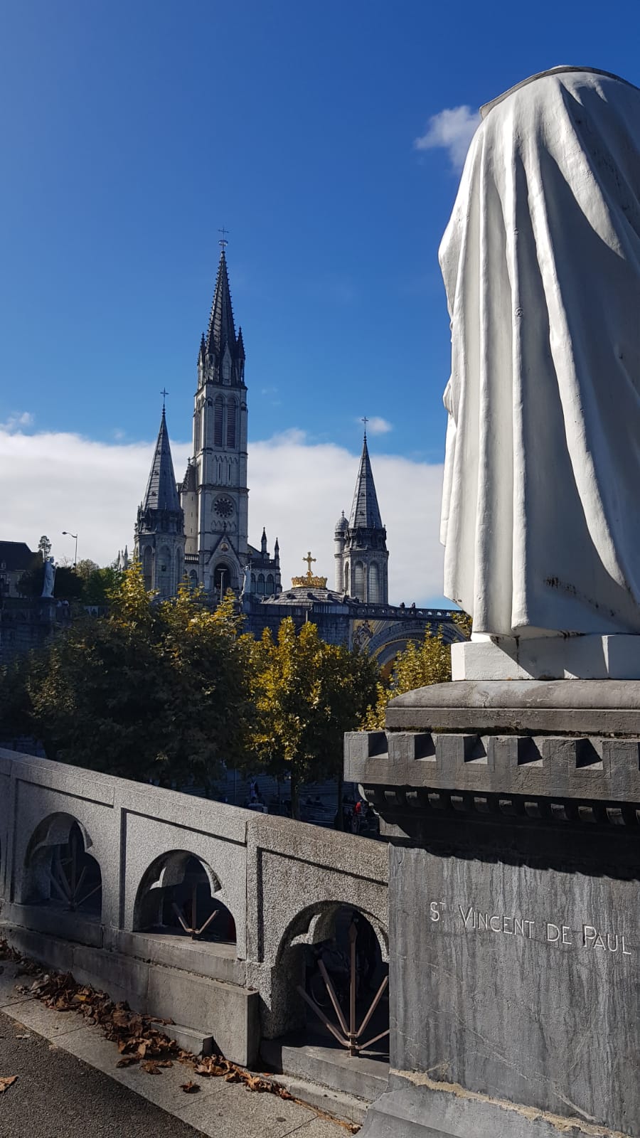 Brèves : Même à Lourdes, les plafonds résistent.